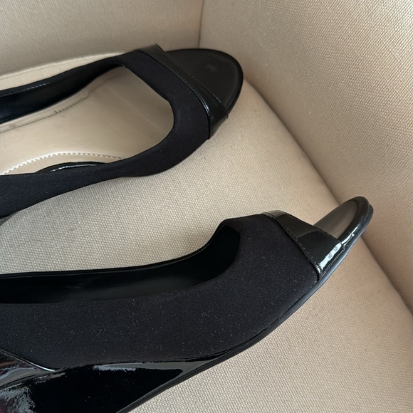 Ellen Tracy Black Open-Toe Wedges SIZE 8 - Picture 12 of 12